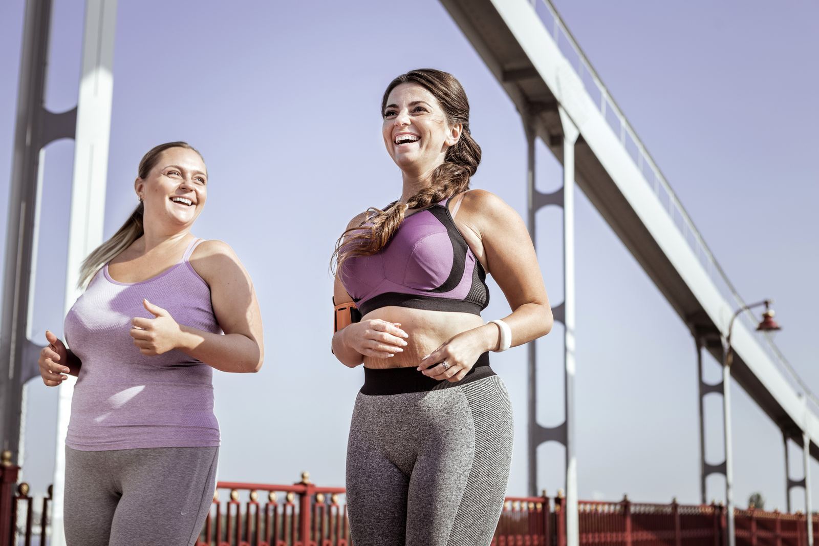 Deux femmes souriantes faisant du sport
